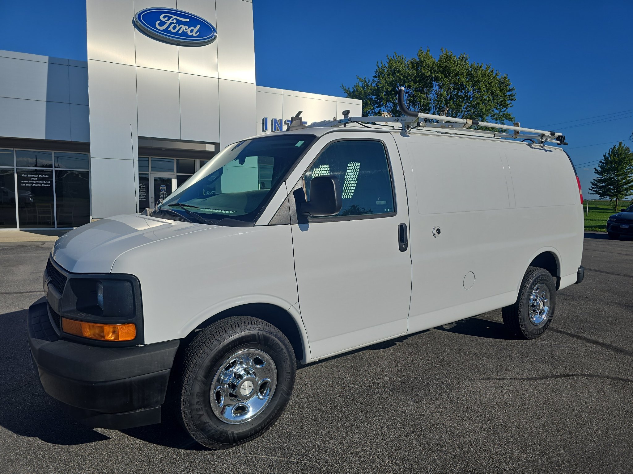 Used 2017 Chevrolet Express 2500 RWD image 2
