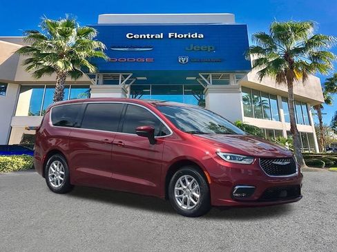 Used 2023 Chrysler Pacifica Touring-L FWD image 2