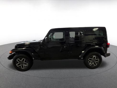 Used 2025 Jeep Wrangler Sahara image 7