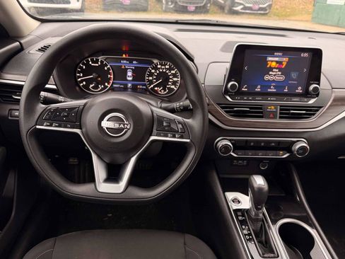 Used 2024 Nissan Altima 2.5 SV image 12