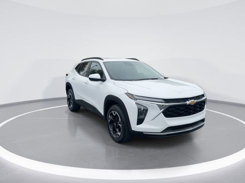 Used 2025 Chevrolet Trax LT w/ LT Convenience Package FWD image 2