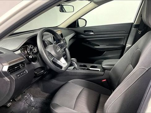 Used 2025 Nissan Altima 2.5 SV FWD image 13