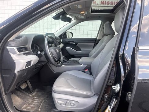 Used 2020 Toyota Highlander XLE FWD image 3