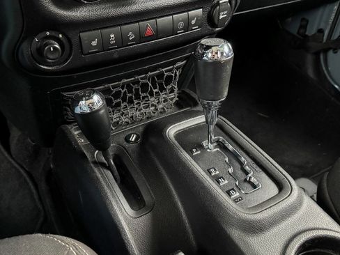 Used 2015 Jeep Wrangler Unlimited Sahara w/ Connectivity Group image 21