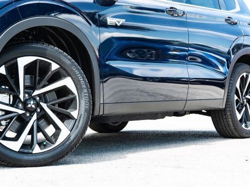 New 2025 Mitsubishi Outlander SE image 2