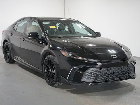 Certified 2025 Toyota Camry SE image 3