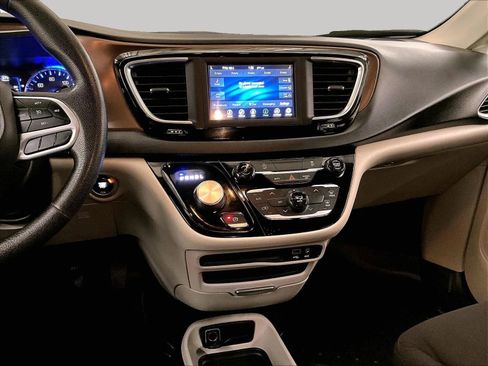 Used 2020 Chrysler Voyager L image 6