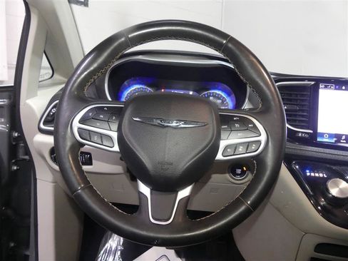 Used 2023 Chrysler Pacifica Touring-L FWD image 30