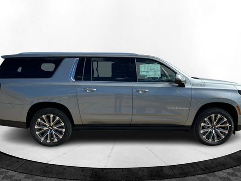 New 2026 Chevrolet Suburban High Country image 7