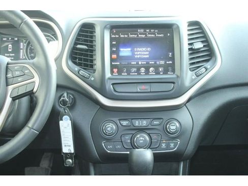 Used 2016 Jeep Cherokee Latitude w/ Cold Weather Group image 17