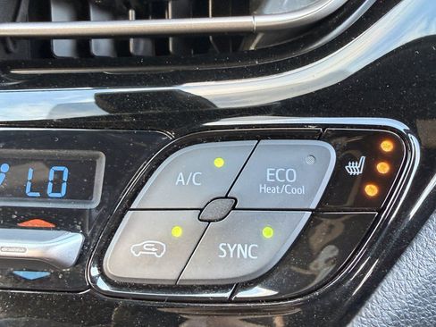 Used 2018 Toyota C-HR XLE FWD image 25