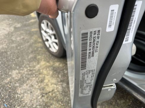 Used 2025 Jeep Compass Limited image 9