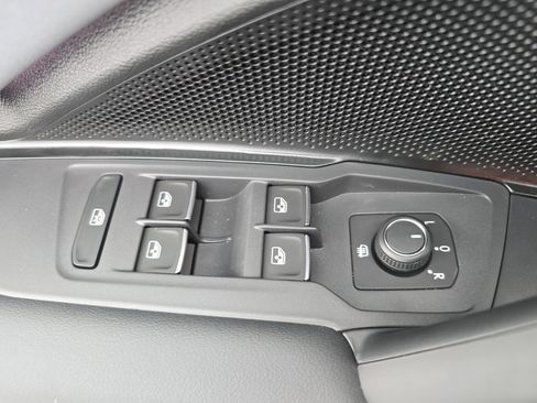 New 2026 Volkswagen Tiguan SE image 28