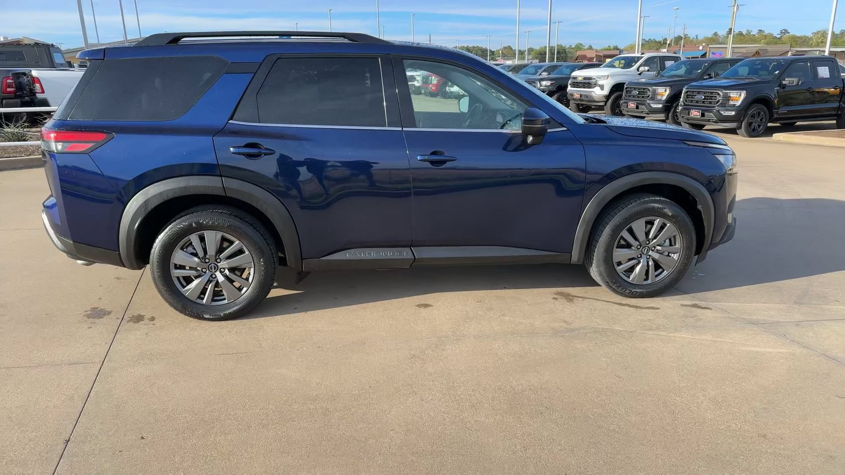 Used 2025 Nissan Pathfinder SV FWD image 8