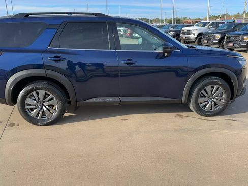 Used 2025 Nissan Pathfinder SV FWD image 8