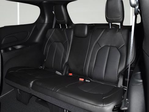 New 2026 Chrysler Pacifica Select AWD/4WD image 32