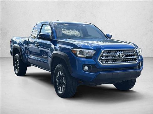 Used 2017 Toyota Tacoma SR5 AWD/4WD image 3
