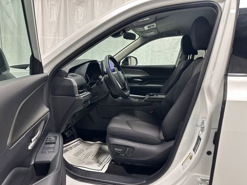 Used 2025 Toyota Grand Highlander AWD image 10
