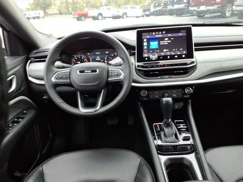 Used 2024 Jeep Compass Latitude image 12
