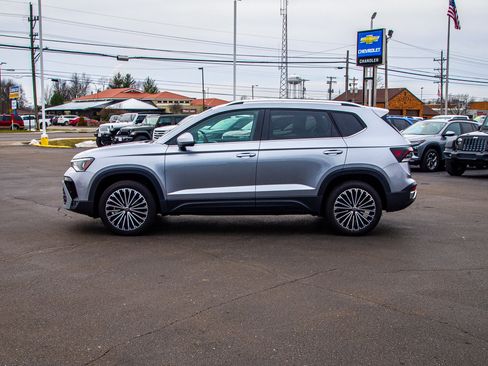 Used 2025 Volkswagen Taos SE image 4