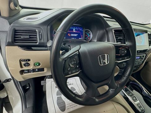 Used 2020 Honda Pilot Touring image 9
