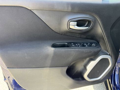 Used 2019 Jeep Renegade Latitude AWD/4WD image 15