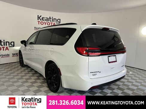 Used 2025 Chrysler Pacifica Limited FWD image 7