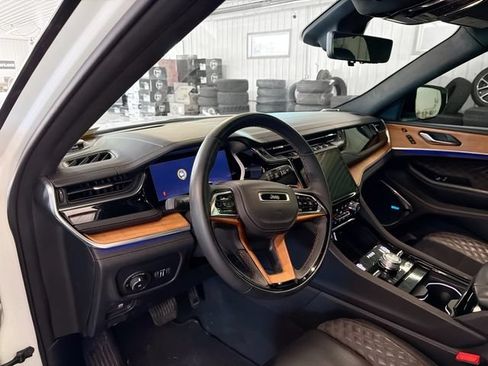 Used 2022 Jeep Grand Cherokee Summit AWD/4WD image 8