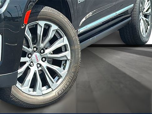 Used 2021 GMC Yukon Denali w/ Denali Premium Package image 3