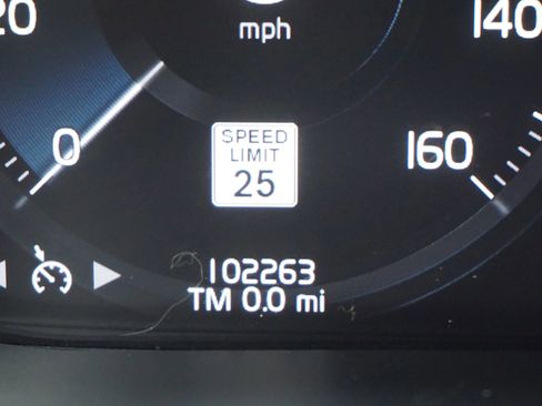 Used 2019 Volvo XC60 T5 Momentum w/ Multimedia Package image 24