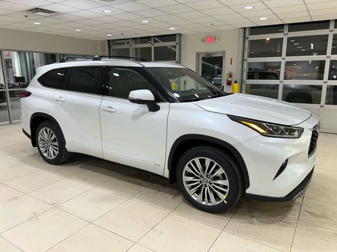 New 2026 Toyota Highlander Platinum image 1