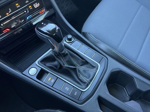 Certified 2025 Volkswagen Jetta SE image 22