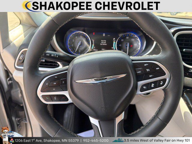 Used 2024 Chrysler Pacifica Touring-L FWD image 9