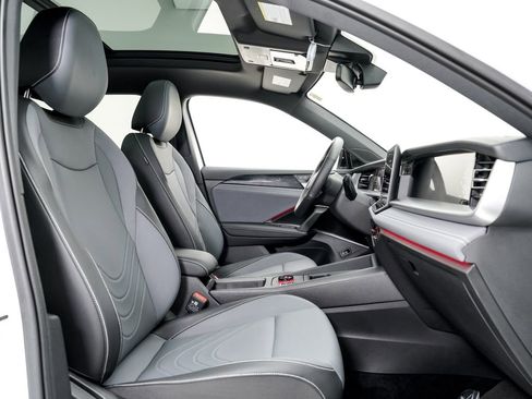 Used 2025 Volkswagen Tiguan SE R-Line AWD/4WD image 21