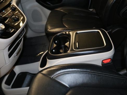 Used 2023 Chrysler Pacifica Touring-L image 52