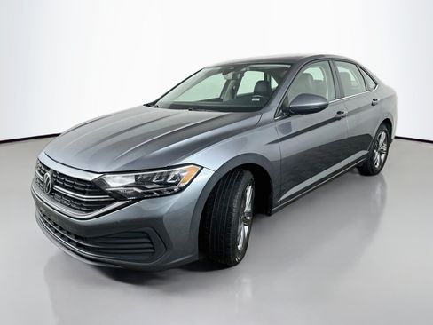Used 2024 Volkswagen Jetta SE FWD image 3