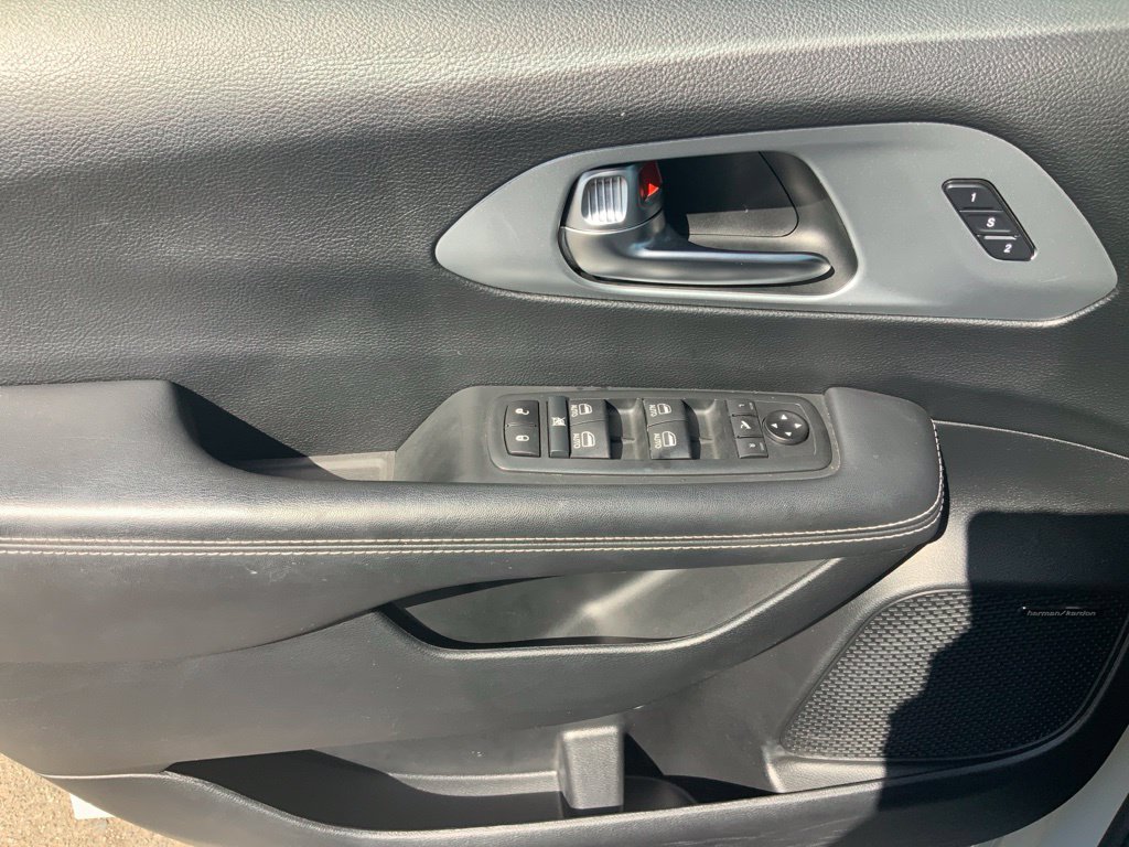 Certified 2020 Chrysler Pacifica Limited FWD image 13
