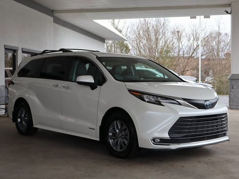 Used 2021 Toyota Sienna XLE image 8