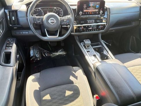 Certified 2024 Nissan Pathfinder SV FWD image 11