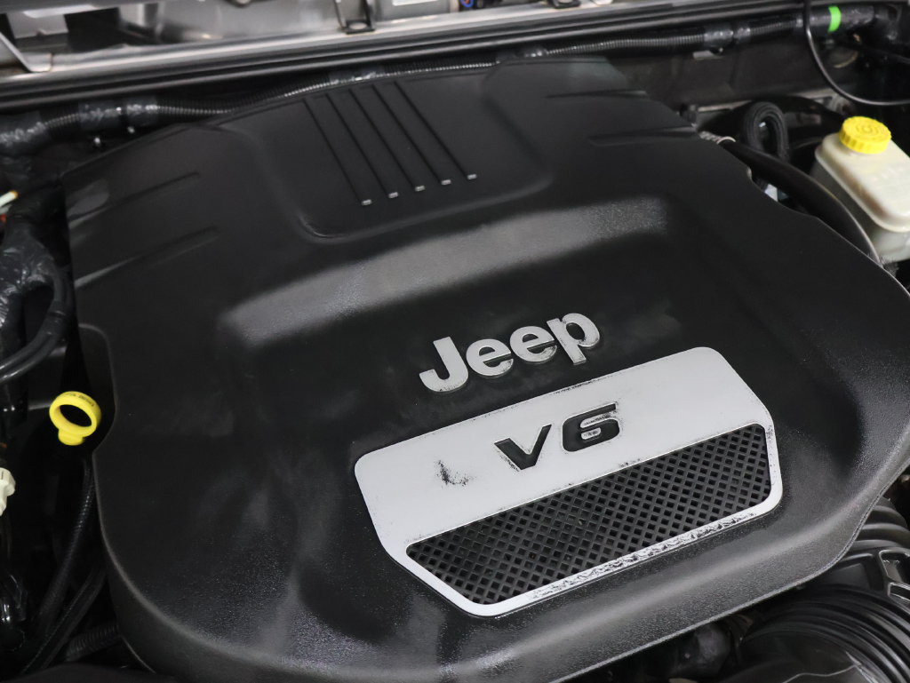 Used 2015 Jeep Wrangler Sahara w/ Connectivity Group AWD/4WD image 23