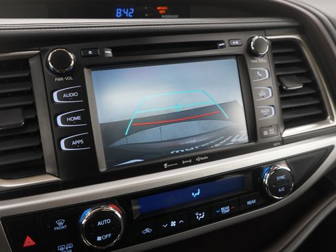 Used 2018 Toyota Highlander XLE w/ Carpet Mat Package (TMS) image 30