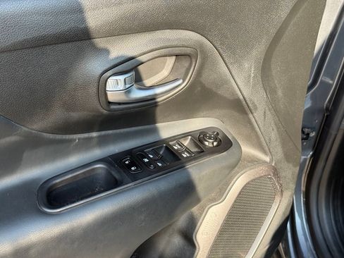 Used 2022 Jeep Renegade Latitude AWD/4WD image 11