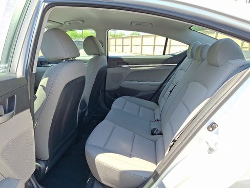 Used 2019 Hyundai Elantra SE FWD image 12