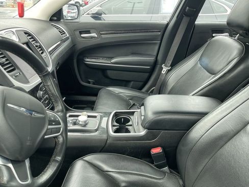 Used 2022 Chrysler 300 Touring L w/ Comfort Group image 2