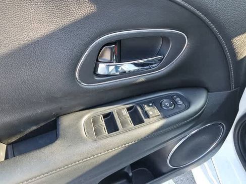 Used 2019 Honda HR-V Touring image 11