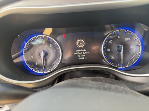 Used 2021 Chrysler Pacifica Touring-L image 3