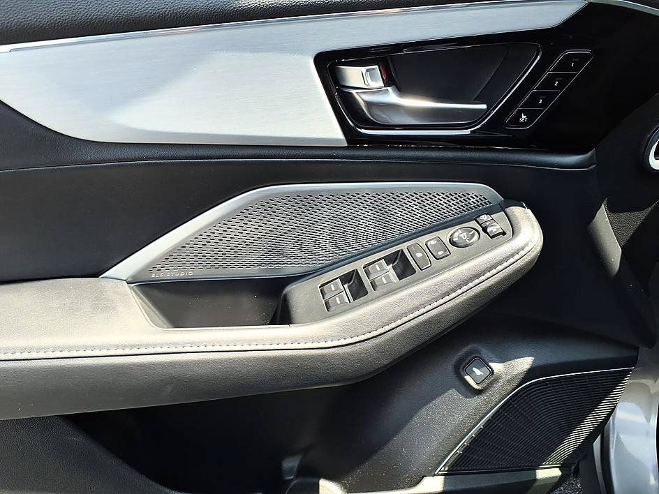 Used 2024 Acura MDX w/ Technology Package AWD/4WD image 11