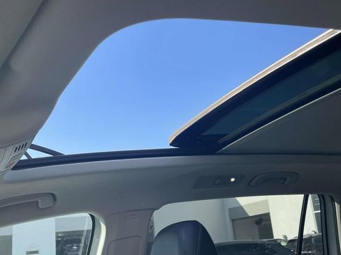Used 2018 Volkswagen Tiguan SE w/ Panoramic Sunroof Package FWD image 13