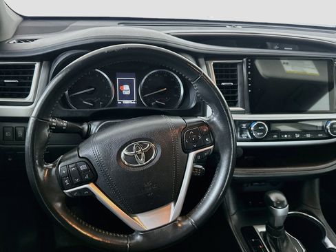 Used 2019 Toyota Highlander XLE FWD image 17