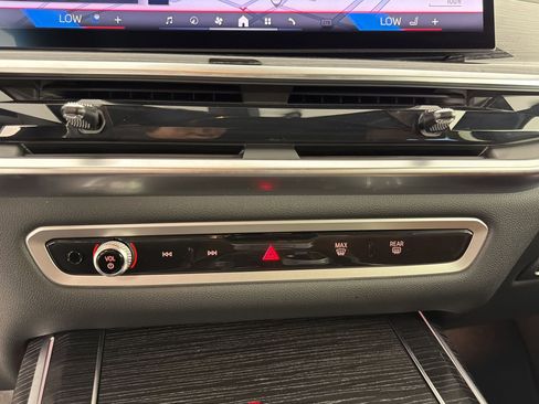 Certified 2025 BMW X7 M60i image 25